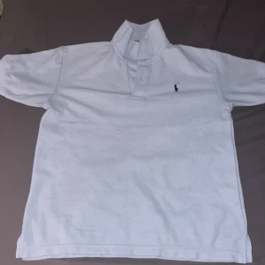Ralph Lauren Polo - Den är i okej skick, storleken är M men passar även S. Stilig och old money.