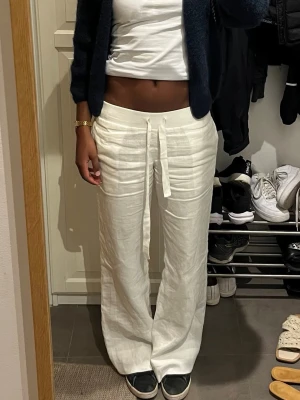 Alobha linnebyxor  - Slutsplda linnebyxor från alobha. Storlek XS, fint skick. Uppsydda hos skräddare så att de passar mig som är 166 cm. 