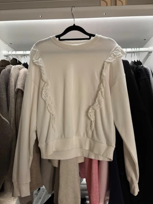 Tröja - Tröja med volangdetaljer. Aldrig använd. Köpt på Sellpy! Från C&A