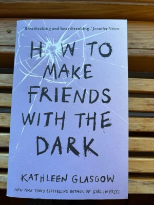 How to make friends with the dark  - Har aldrig läst så den har mest stått på hyllan!