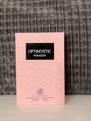 Optimystic Paradox fragrance world  - Optimystic Paradox fragrance world  är en Eau de Parfum på 100 ml, Toppnoter: mandarin, bergamott, päron. Mellannoter: apelsinblom, neroli, jasmin sambac. Basnoter: bourbonvanilj, vit musk, bensoin .  Bara Testad  se bilder  lik Prada paradox och irrestible enigma av Essnce 