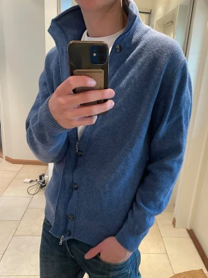 Skickad kofta från Melaverde 🇮🇹 - Kofta i ull  från Melaverde med dragkedja och knappar framtill. Koftan har hög krage, ribbade muddar och är tillverkad i mjukt stickat material. Perfekt för dig som gillar en stilren och bekväm look. Made in Italy 🇮🇹 och skönt material.