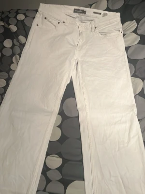 Vita raka jeans från dressman  - Säljer ett par vita jeans från dressman med rak passform och klassisk femficksdesign. Jeansen har normal midja och är tillverkade i ett mjukt bomullsmaterial. Perfekta för dig som gillar en clean och stilren look.