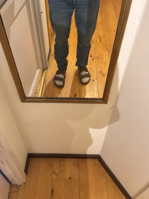 Blå raka jeans från ARKET - Säljer ett par blå jeans från arket då de är för små för mig. Storlek W28 L32