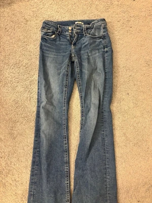 Jeans - Mörkblå jeans från gina, bra skick med snygg söm, storlek 170 men skulle säga s