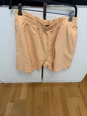 Aprikos shorts med resårmidja - Snygga aprikos shorts med avslappnad passform och elastisk midja. Tillverkade i mjukt bomullsmaterial som känns skönt mot huden. 