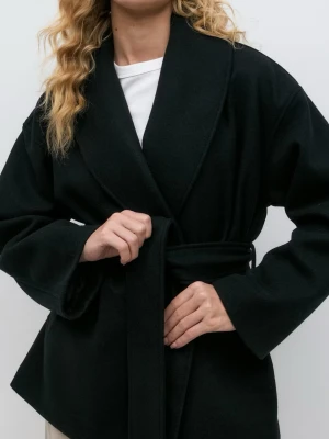 SLUTSÅLD SVART GINA TRICOT KAPPA - Snygg svart kappa som passar till allt. Kan posta idag! Nypris 700kr 