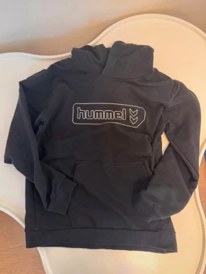 Hummel hoodie - En svart hoodie från Hummel i strl 146/152.  Sparsamt använd och i gott skick. Hittar ingenting att anmärka på.