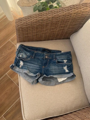 Tally weijl lågmidjade jeansshorts  - Storlek 36 (S). En av knapparna är av, funkar ändå (därav pris). Se liknande plagg i min profil! A4