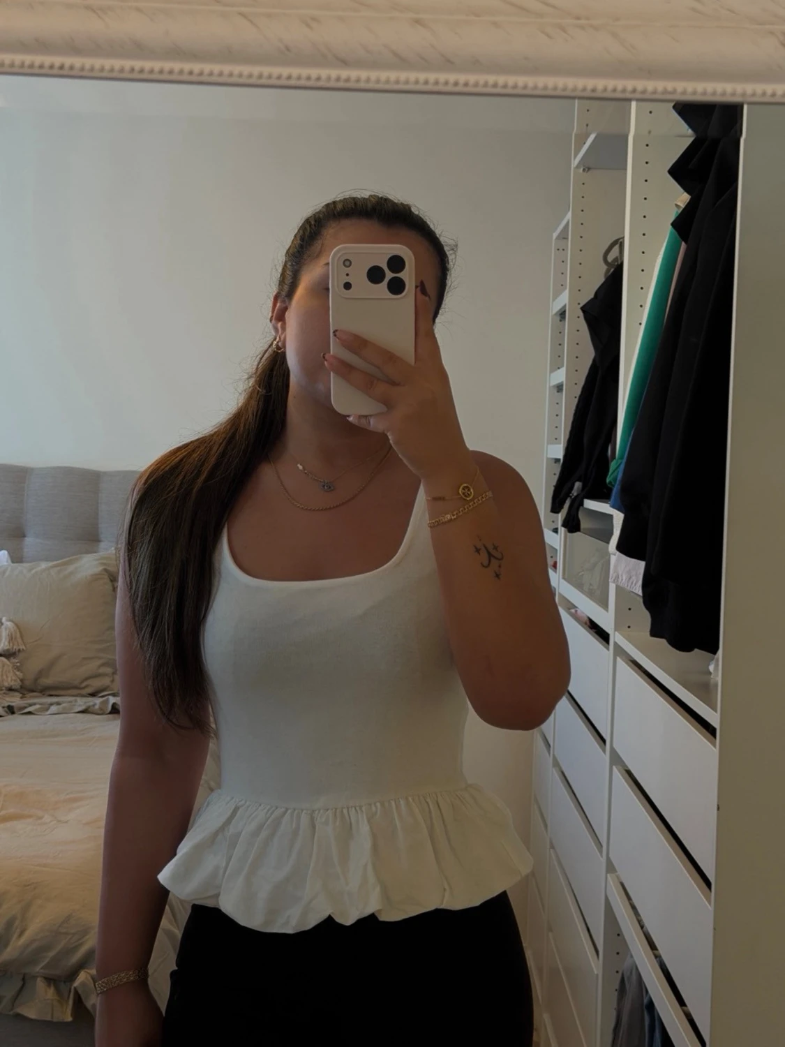 Vit volang topp med breda axelband