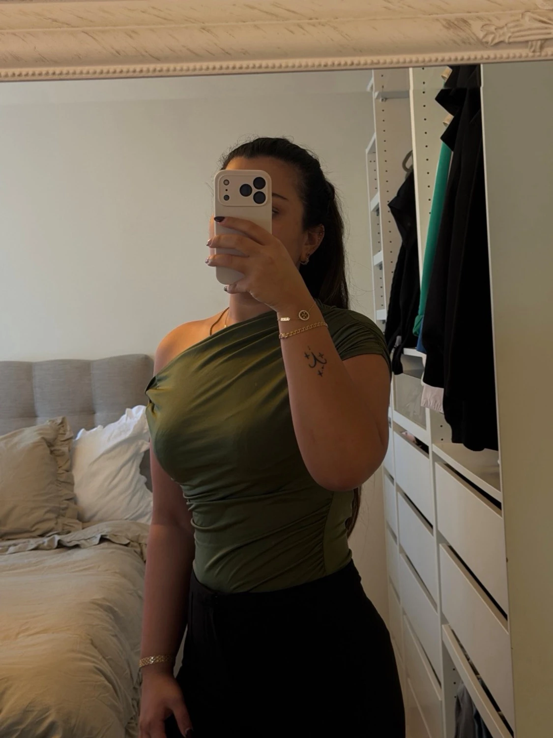 Olivgrön oneshoulder body  - 2