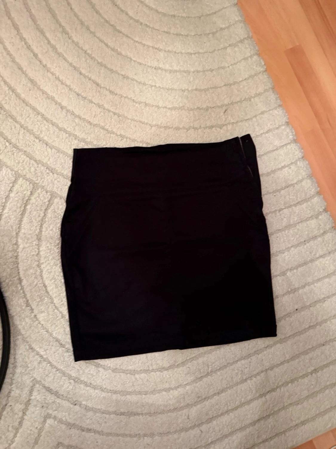 Svart kortkjol i enkel design