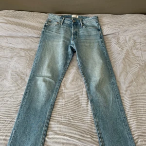 Ljusblå loose fit jeans från Jack & Jones - Säljer ett par ljusblå jeans från Jack & Jones i loose fit-modell. Klassisk femficksdesign, raka ben och normal midja. Perfekta för en avslappnad stil och passar till det mesta. Storlek w30.