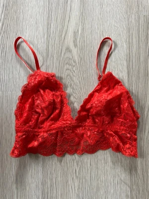 Röd spetsbh  - Superfin mjuk spetsbh! Endast använd 1 gång och sen tvättad så jättefint skick. Däremot är lappen bortklippt! Men storleken är ungefär xs/s ❤️