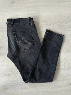 Replay 34/32 - Ett par feta gråa replay jeans. Jeansen har tyvärr slitningar lite överallt vilket jag inte tycker om men annars är dem i bra skick. För den som gillar slitningar är det ett par perfekt fullt fungerande jeans:) Skriv vid frågor och kolla gärna in min profil! Jag har flertal jeans, bälten och tröjor och vid köp av fler plagg kan man få ett schysst paketpris!