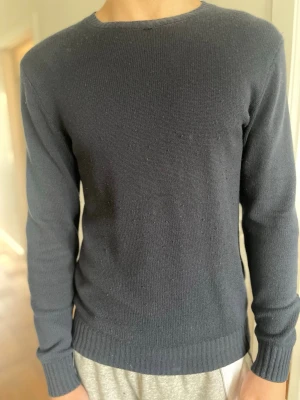 Mörkblå Bomulls Tröja från John Henric - Mörkblå bomulls tröja från John Henric som jag andvänds en del men är fortfarande fräsch 