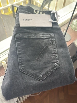 Dondup svarta jeans - Dondup svarta jeans storlek 30. 👍Aldrig använda med lapp på ✌️ kom med frågor och pris💯