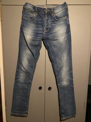 Nudie jeans grim Tim 29/32 - Tja, säljer dessa feta Nudie jeansen i storlek W29  L32 och i modellen grim Tim. Jeansen är i nytt skick, finns INGA defekter! Skriv på svarar på allt prisförslag, mått och frågor! 