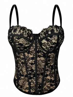 Svart spetskorsett med bygel - Ger en snygg push upp😍😍 Snygg korsett med svart spets och beige undertyg. Har bygelkupor, justerbara axelband och hakknäppning bak. Dekorativa blommönster i spetsen och markerade sömmar för en feminin siluett. Perfekt för att lyfta din outfit med en elegant touch.