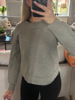Grå sweatshirt från Karl Lagerfeld  - Grå sweatshirt från Karl Lagerfeld. Super skön och mjuk men tyvärr för liten. ”Karl Lagerfeld” broderat på bröstet och en söt volang detalj på axlarna