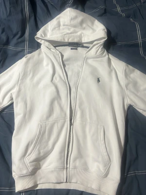 Polo ralph lauren zip hoodie - Säljer nu min Polo Ralph Lauren zip hoodie då den är lite för liten för mig och därav inte kommer till användning längre. Hoodien har några små fläckar på sig därav priset men jag skulle tro att det går att bleka bort. Storlek M men sitter som en S.