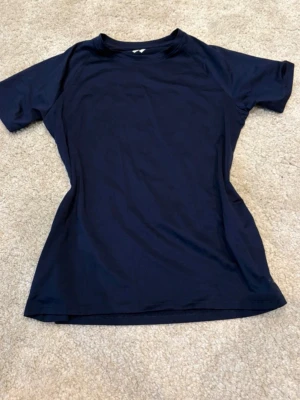 Marinblå träningstshirt - En mörkblå tränings t-shirt. Stretchigt funktionsmaterial som passar perfekt för träning och aktivitet.