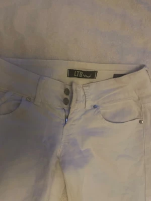 Vita jeans  - Säljer ett par vita jeans från LTB, dom är lågmidjade och bootcut. knappat använda och inga defekter. Jag har lämnat in dom för att sy dom bootcut så det är välsytt!💕Storlek 26/32, jag är 166 och de passar perfekt i längd!