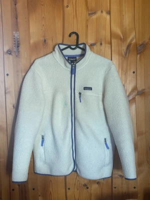 Patagonia fleece - En patagonia fleecejacka. Den är i storlek xl men den passar mer en L. Fint skick, det är en liten missfärgning som syns på bilden. Men inget man tänker på.