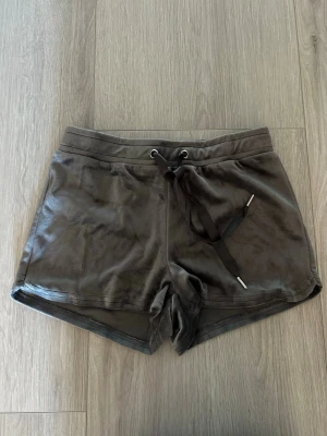 Mjuka shorts Gina tricot  - Mysiga gråa mjukisshorts från Gina tricot i velour material! Helt nya med lapparna kvar 🩶