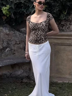 Leopardmönstrad topp med v-ringning - Skit snygg leopardmönstrad topp med v-ringad hals och korta ärmar från Nelly. I storlek S. Perfekt att styla med både kjol och jeans för en cool outfit. 😻❤️