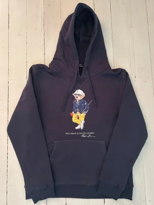 Ralph Lauren polo bear hoodie herr, storlek M - Hej! Säljer denna riktigt schyssta polo bear hoodie från Ralph Lauren. Den är i storlek L men sitter en storlek litet och passar därför som en M. Den är endast använd någon enstaka gång och är därmed i ett nyskick. Original lappar och påse finns kvar och medföljer naturligtvis vid köp. Jag fraktar alltid snabbt! Mvh