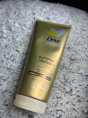 Dove Summer Revived Brun utan sol - Dove Summer Revived Gradual Tanning Lotion med aloe vera-extrakt och glycerin för medium till mörka hudtoner. Ger en solkysst ton och silkeslen hud. Tuben är guld- och vitfärgad och innehåller 200 ml. Perfekt för dig som vill ha en naturlig bränna året runt.advänd1 gång bara