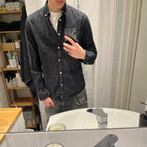 Mörkblå manchesterskjorta Dobber - Snygg mörkblå skjorta från Dobber i mjuk manchester. Klassisk modell med knappar framtill och button down-krage. Perfekt till jeans eller chinos för en avslappnad men stilren look.