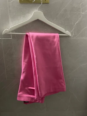 Rosa kostymbyxor från Zara - Snygga kostymbyxor i en stark rosa färg från Zara. Byxorna har raka ben och en klassisk passform.