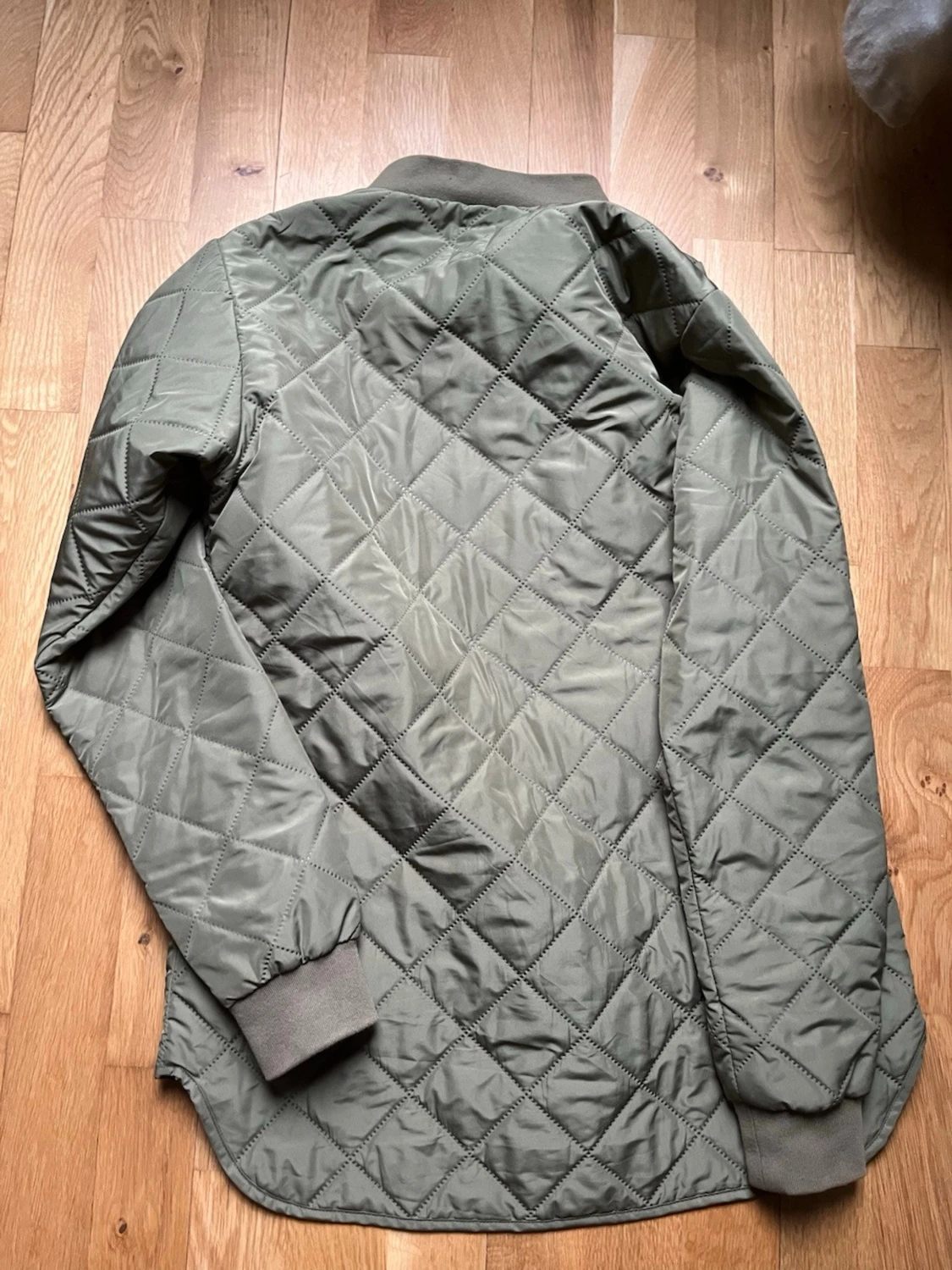 Olivgrön quiltad pufferjacka Kari Traa - 1