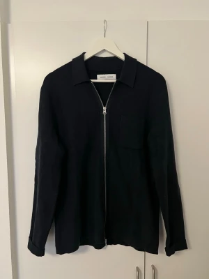 Samsoe Samsoe tröja - Marinblå Zip-tröja från Samsoe Samsoe i bra skick