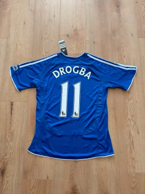 Chelsea FC Drogba retro fotbollströja - Helt oanvänd med tags kvar och påse. Storlek Mediuml. Skriv privat för fler bilder eller vid funderingar!