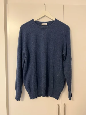 Soft Goat kashmirtröja - Tröja med 100% Kashmir i färgen Washed Blue, finns inte längre att köpa. Nypris 2600kr