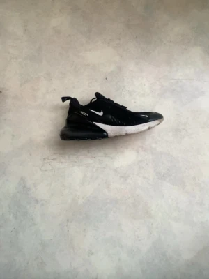Air Max  - Hej säljer denna åt min vän han sa han kan sänka priset och att det är 3 månader använt 