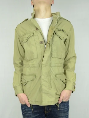 Ralph Lauren fieldjacket  - RALPH LAUREN FIELDJACKET Storlek : S Passform : Passar M Användning : Jackan är i ett väldigt fint skick utan defekter Nypris : Cirka 4500SEK Modellen på bilden : 182CM och väger 77KG