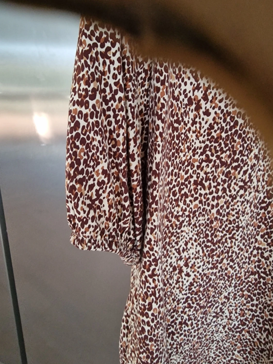 Brunmönstrad blus med v-ringning - 1