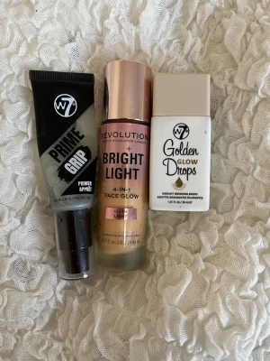 Glowy makeup kit  - Säljer tre produkter: W7 Prime Grip primer, Revolution Bright Light och W7 bronzing drops. Perfekt för att skapa en jämn och glowig bas. Bright light och glow drops har mycket kvar, primern har ca 50% kvar. 