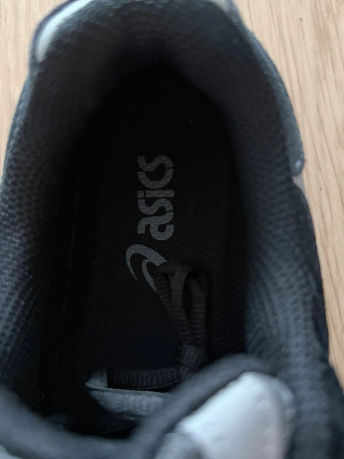 Svarta och grå Asics sneakers - 2