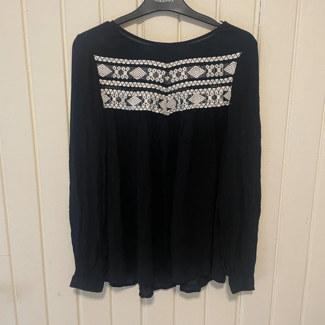 Svart blus med broderi från Paramount - 3