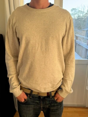 Merinoull sweatshirt - Beige/vit merinoull hoode från bläck.  Rätt så bra skick men inte använt den så mycket på sista tiden därför är den lite skrynklig, jag är 178 hör av dig om du har frågor eller funderingar 