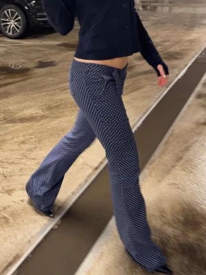 Isa Ramström prickiga byxor  - Säljer ett par helt oanvända Isa Ramarröm byxor från L’ange Vivant😍nypris på deras sida är 800