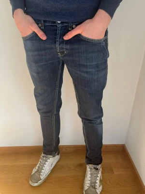 Mörkblå Dondup George - Tja!  Säljer nu dessa sjukt eftertraktade blå Dondups med original slitningar från frabrik. Se storlek nedan. Jeansen är i mycket bra skick.                                                 Nypris: 3500kr                                                                 Säljs för: 700kr                                                                 Tveka inte på att höra av er vid intresse eller frågor!
