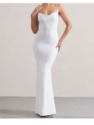 Vit långklänning med öppen rygg - Supersnygg vit långklänning med smala axelband och figurnära passform. Klänningen har en draperad urringning och en öppen rygg med spetsdetalj. Köpt ifrån Club L London. Lappar finns kvar och aldrig använd. Helt nyköpt! Storlek Uk 8 vilket motsvarar ungefär en S 