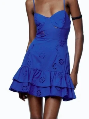 Marinblå hålbroderad klänning - Super snygg sommrig blå klänning med hålbroderier. I toppen skick och är knappasy använd. Ifrån zara 💕💕  Strl S  Är 160cm och bär xs/s som referens  