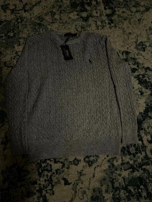 Ralph Lauren tröja - Hej, en Ralph lauren tröja storlek M säljs för 800kr. Den är helt ny och jätte mjuk. Ifall du har en fråga så är du varsågod att ställla